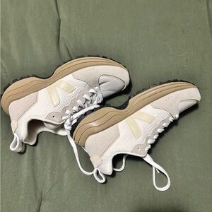 Veja Venturi 2 Women's White and Tan Sneakers